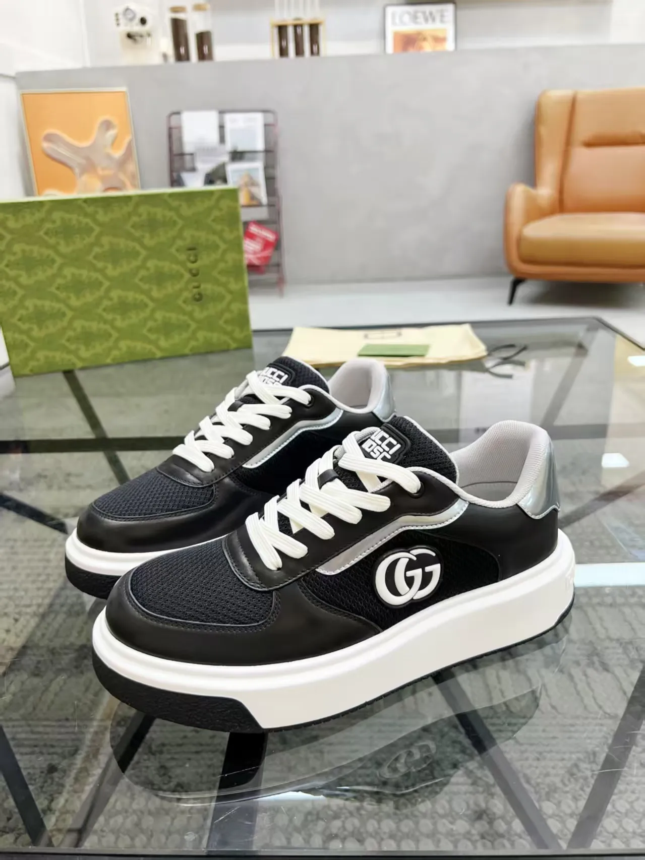 P440 new men's shoes GUCCI [Lightning] latest shoes are shipped. Original quality, fashionable, made of special materials, sheepskin lining, brand new packaging. The foot feels super comfortable and the workmanship is impeccable. Size: 38-45